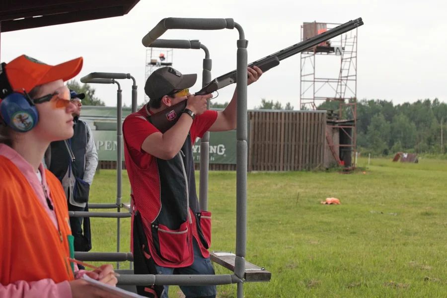 Открытая площадка для стендовой стрельбы клуба «Северянин» с установками для запуска мишеней и зоной для стрелков