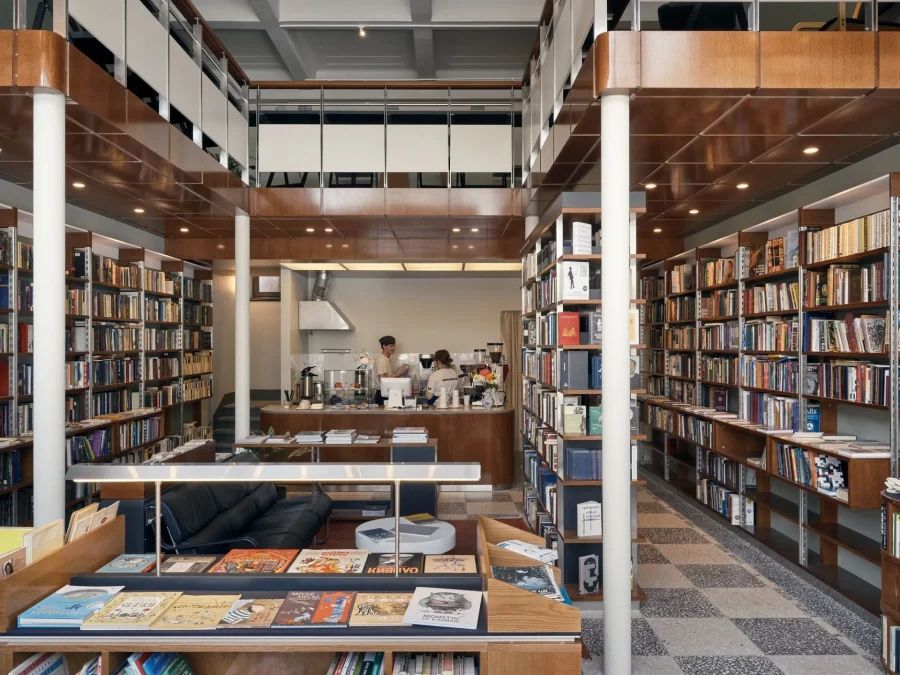 Петербургский книжный магазин «Подписные издания» расширяет свою деятельность, выкупив помещение исторического книжного магазина «Академкнига» на Литейном проспекте. В приобретенном пространстве уже работает букинистический магазин «Академия», который теперь запускает собственную издательскую программу.