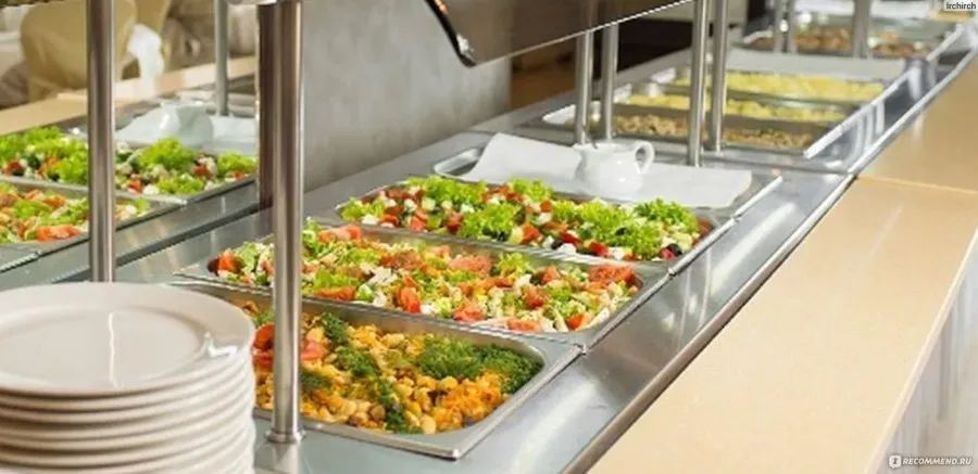 Линия раздачи столовой Сытный дворик с горячими блюдами и салатами
