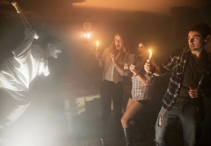 Таинственный старый дом... Рассказывают, что в нём обитают призраки пропавших без вести отца и сына, которые проникают в голову тех, кто сюда приходит. Этот шёпот в их головах сводит с ума. Но поверят ли скептики в мистику? Смогут ли участники продержаться больше часа и не сойти с ума?