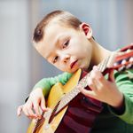 Освоить техники игры на гитаре, научиться исполнять любимые мелодии, импровизировать или стать настоящей суперзвездой. Питер Online собрал список детских школ в Петербурге, где обучают игре на гитаре и которые отличаются качественным и интересным обучением, талантливыми и опытными педагогами, дружеской атмосферой и индивидуальным подходом к каждому молодому гитаристу.