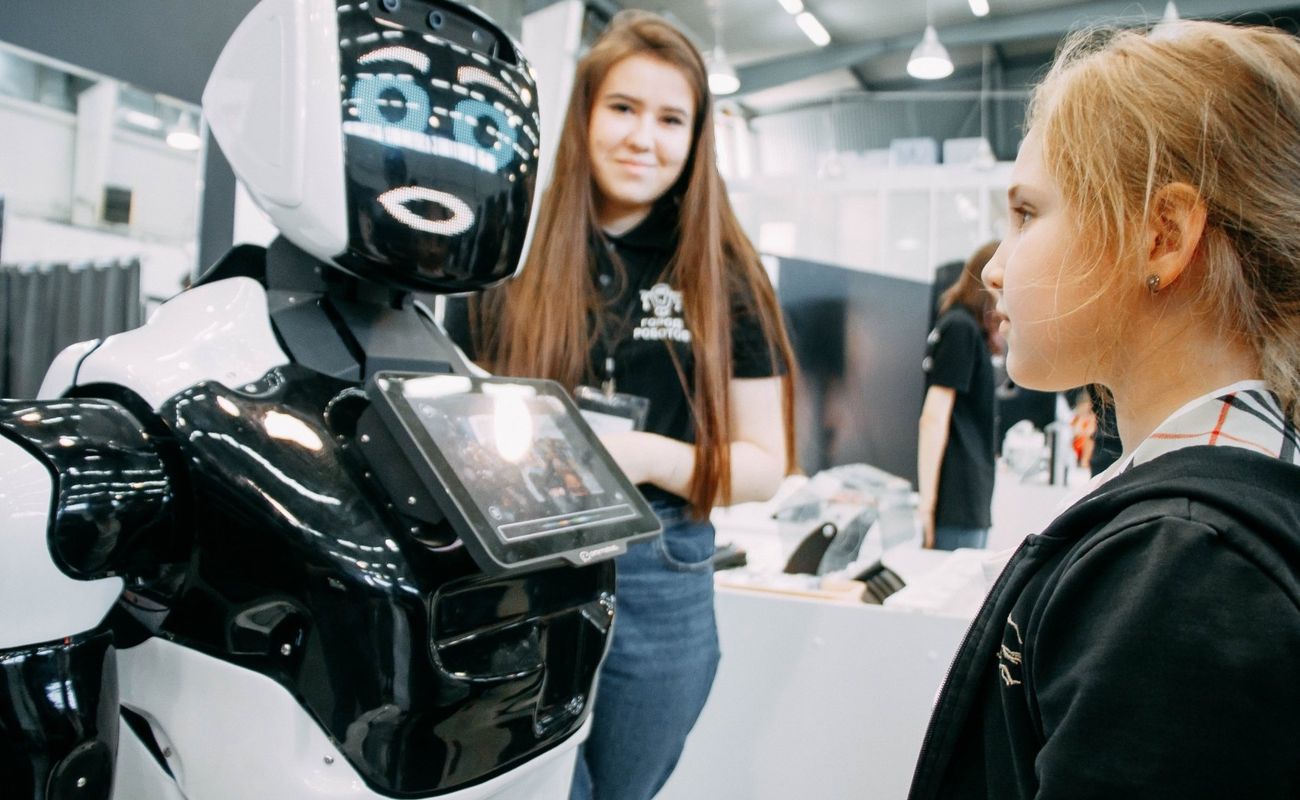 С 25 октября по 2 декабря в Петербург приезжает выставка «Город роботов». Организаторы привезли 72 новейших робота из Лас-Вегаса, Пекина и Берлина. Гостей ждет&nbsp;Театр роботов, 11 крутых виртуальных реальностей и космические технологии, которые можно пробовать на себе.&nbsp;