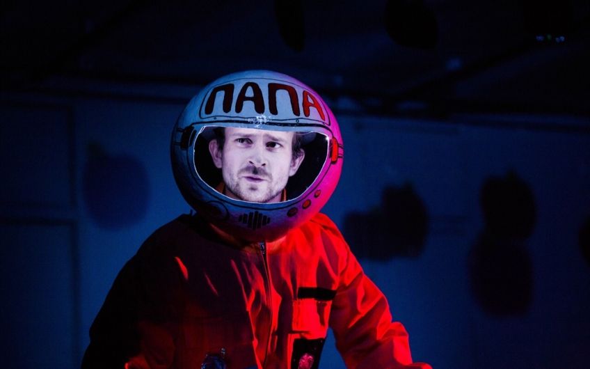 «Собачка, которой не было» — спектакль, сочинённый по крохотному произведению нидерландского автора Эдварда ван де Фендела. В нём — всего страница текста, зато — необъятный волшебный мир, где есть синее море, заснеженные холмы и далёкие планеты.