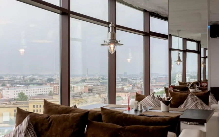 В 16:15 солнце касается горизонта Финского залива, и весь зал на 15 этаже замирает у окон. Панорамный ресторан в бизнес-центре на 26-й линии Васильевского — место для тех, кто ценит вид больше суеты. Средний чек 3000-4000₽.