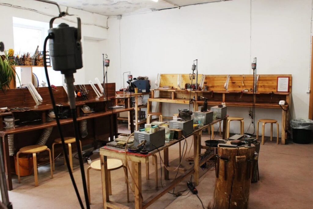 Вместо офиса и дома — комфортные и стильные рабочие пространства, где только вы, тишина и ноутбук. Ну и еще пара-тройка горящих дедлайнов, куда же без них. Питер Online составил подборку мест, где можно спокойно поработать, устроить совещания, провести занятия и подготовиться к экзаменам.