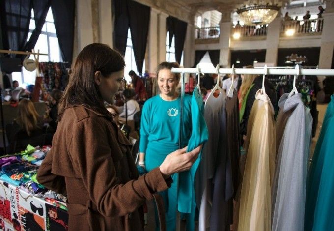 24-25 сентября сотня различных мастеров вновь представит посетителям «Петербургской ярмарки» свои неповторимые дизайнерские украшения: эксклюзивные предметы интерьера, различные лакомства, одежда, игрушки и многое-многое другое.