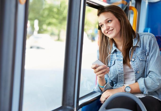 u0412 u0430u0432u0442u043eu0431u0443u0441u0430u0445 u041fu0435u0442u0435u0440u0431u0443u0440u0433u0430 u043fu043eu044fu0432u044fu0442u0441u044f u0431u0435u0441u043fu043bu0430u0442u043du044bu0435 u0430u0443u0434u0438u043eu0433u0438u0434u044b