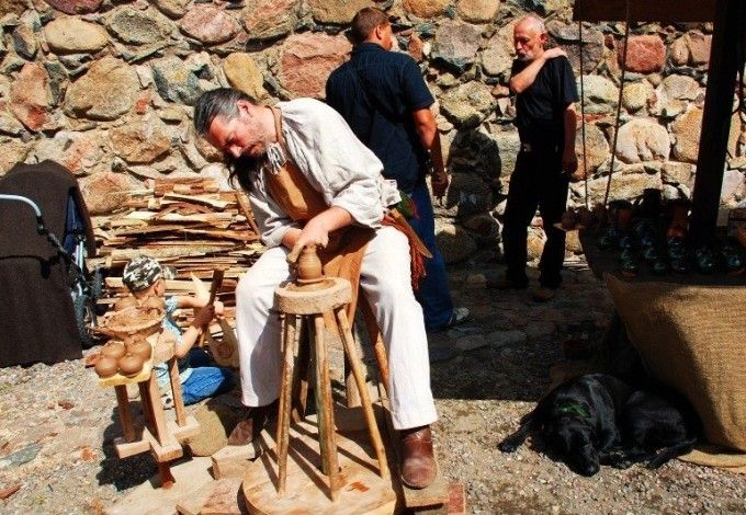 u041bu0438u0442u043eu0432u0446u044b u043du0430u0443u0447u0430u0442 u043fu0435u0442u0435u0440u0431u0443u0440u0436u0446u0435u0432 u0440u0435u043cu0435u0441u043bu0443