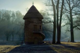 Гуляя по музею-заповеднику «Павловск», в одном из тихих уголков парка можно заметить самый необычную достопримечательность. Круглую башенку с крышей-конусом построили аккурат на границе с мрачным и неизвестным – раньше на этом месте кончались облагороженные территории парка и начинались темные леса Новой Сильвии.