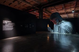 В Севкабель Порту работает масштабная выставка-байопик «Виктор Цой. Легенда». 13 залов, 3000 метров и личные вещи лидера «Кино» в новом прочтении.