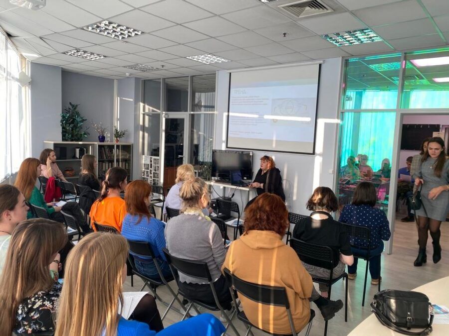 Чем заняться с подружками, чтобы после встречи было что вспомнить? Питер Online придумал для вас 15 нескучных мест, куда отправиться с девчонками на выходных в Петербурге. От созерцательных мастер-классов по флористике до пикантных тренингов по соблазнению — обещаем много клевых фото, веселья и пользы!