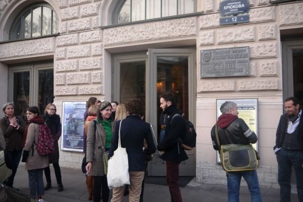 u041cu043eu0441u043au043eu0432u0441u043au0438u0439 u00abu0410u043au0442u0438u0432u043du044bu0439 u0442u0435u0430u0442u0440u00bb u043fu043eu043au0430u0436u0435u0442 u043fu0440u0435u043cu044cu0435u0440u0443