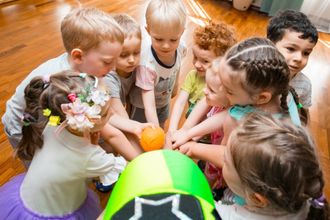 Проверили 40+ частных детских садов Петербурга — отобрали 15 лучших с лицензиями, от Монтессори до EYFS. Цены от 34000₽ до 70000₽, разбор программ, скрытые взносы и инсайды от родителей.