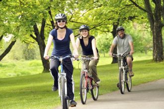 Для велосипедистов устроили небольшой праздник: на просторах области появилась новая трасса для велопрогулок. Длина маршрута составит 38 километров, а для удобства катания маршрут был оборудован картами и указателями, а также местами для отдыха.