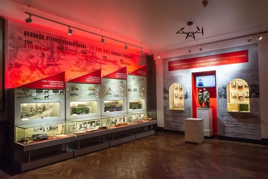 Зал Музея обороны и блокады Ленинграда на Соляном переулке с витринами
