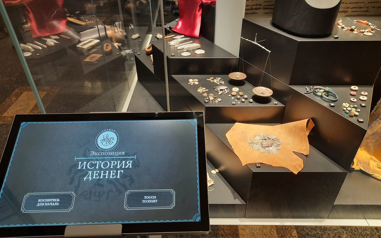 Это не просто хранилище старинных вещей, а настоящий центр обучения и исследования. С более чем 2500 экспонатами, музей истории денег предлагает обширный обзор истории денег в России через двадцать интерактивных инсталляций, познавательные видеоматериалы, а также через значительную коллекцию подлинных монет и банкнот.