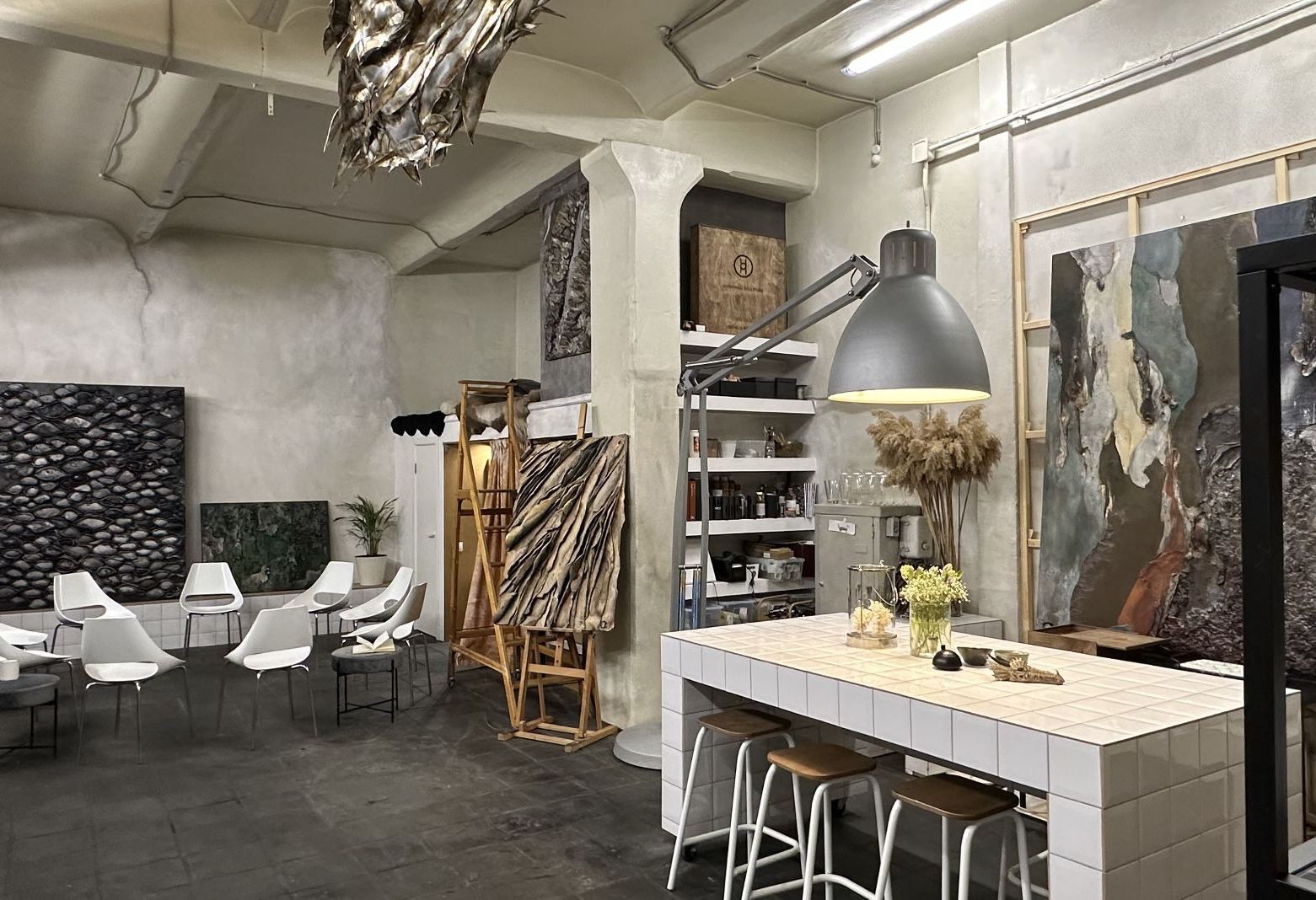 Представьте себе стильное место с камином, обогреваемой террасой на крыше и отдельным входом. Арт-пространство «Тайная» идеально подходит для уютных мероприятий, будь то частные вечеринки, мастер-классы или камерные лекции. Терраса с грилем добавляет шарма и создаёт атмосферу уюта в любое время года.