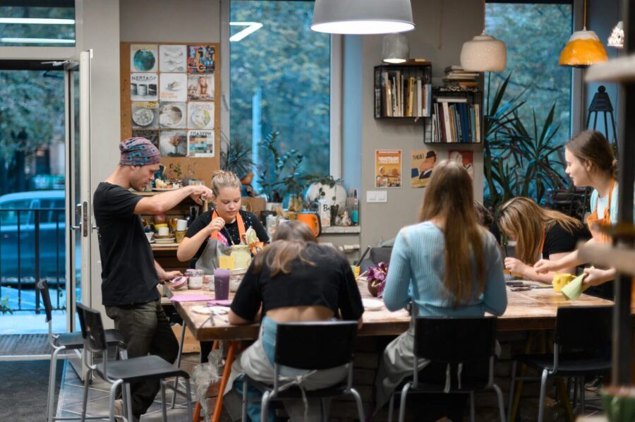 Питер Online нашел студии для тех, кто давно хочет поработать с деревом, металлом, глиной, тканью и стеклом. Совсем не обязательно иметь многолетний опыт и знания. Мастера с нуля обучат вас писать картины маслом, выдувать вазу, шить трендовую одежду, ковать из железа ножи, изготовлять ювелирные украшения и делать мебель из дерева.