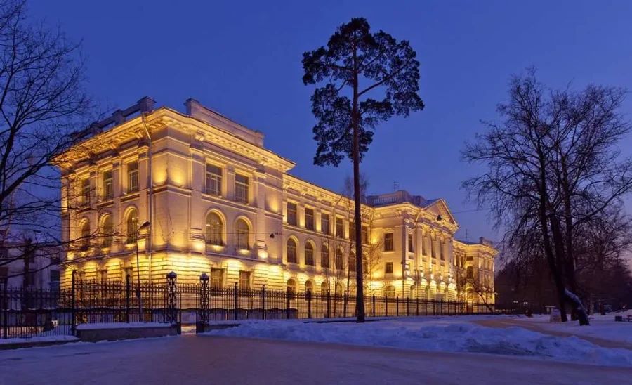 Величественное неоклассическое здание Главного корпуса Политехнического университета с колоннами и центральным входом