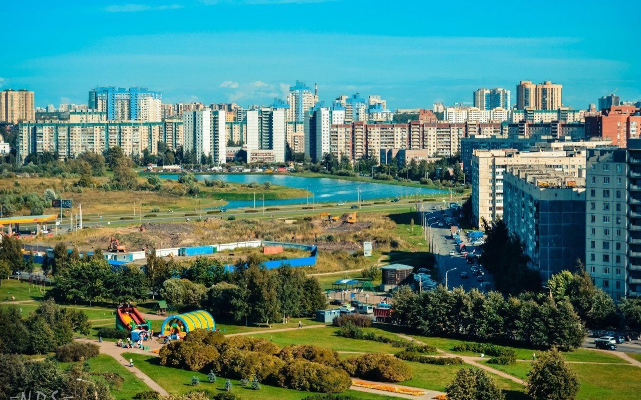 Парк «Озеро Долгое» уже облагородили. Вокруг озера появилась дорожка, построена детская площадка, есть сцена для массовых уличных гуляний и концертов. На льду озера образовался стихийный каток.&nbsp;