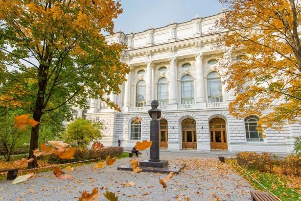 Северные районы Петербурга скрывают множество архитектурных и исторических жемчужин, о которых знают не все горожане. Среди тихих аллей, скверов и парков вокруг станции метро «Политехническая» можно обнаружить настоящие сокровища — от готической гидробашни до масштабных мемориалов и уютных уголков, созданных с любовью к своей alma mater. Давайте отправимся на прогулку по этим удивительным местам и откроем для себя новые грани Петербурга.