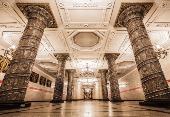 Discovery u0441u043du0438u043cu0435u0442 u0444u0438u043bu044cu043c u043fu0440u043e u043cu0435u0442u0440u043e u041fu0435u0442u0435u0440u0431u0443u0440u0433u0430