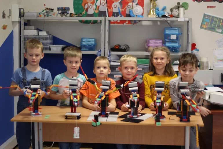 Дети создают творческий проект робота в клубе Hi Robots в Санкт-Петербурге