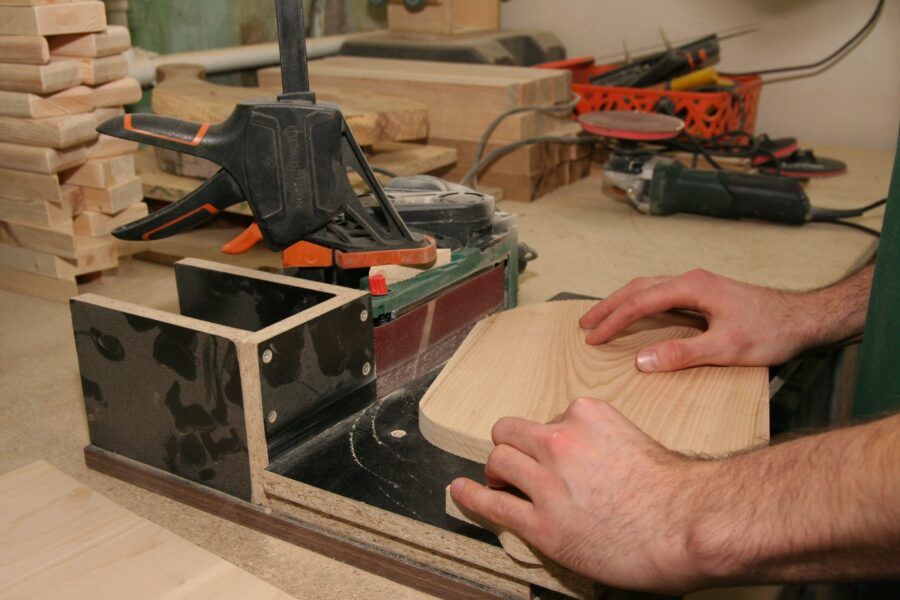 Питер Online нашел студии для тех, кто давно хочет поработать с деревом, металлом, глиной, тканью и стеклом. Совсем не обязательно иметь многолетний опыт и знания. Мастера с нуля обучат вас писать картины маслом, выдувать вазу, шить трендовую одежду, ковать из железа ножи, изготовлять ювелирные украшения и делать мебель из дерева.