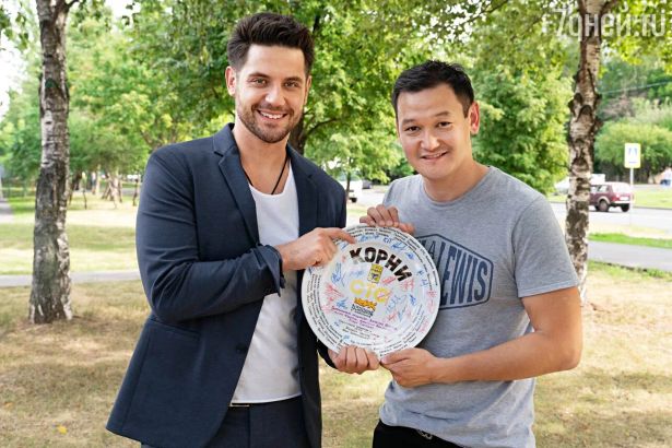 10 марта&nbsp;в&nbsp;19:00&nbsp;на&nbsp;СТС&nbsp;выходит новый комедийный сериал&nbsp;«Корни»&nbsp;производства компании «АМиК» — создателей легендарной игры КВН. Главного героя, циничного топ-менеджера Диму Королёва, который вернулся в родной Залещинск из Москвы, играет звезда СТС&nbsp;Марк Богатырёв. Компанию ему составят известные актёры и кавээнщики:&nbsp;Елена Валюшкина,&nbsp;Анна Уколова,Наталья Скоморохова,&nbsp;Сергей Чирков,&nbsp;Владимир Сычёв,&nbsp;Юлия Сулес,&nbsp;Александра Кузёнкина, Ксения Корнева,&nbsp;Ренат Мухамбаев,&nbsp;Антон Лапенко&nbsp;и другие.