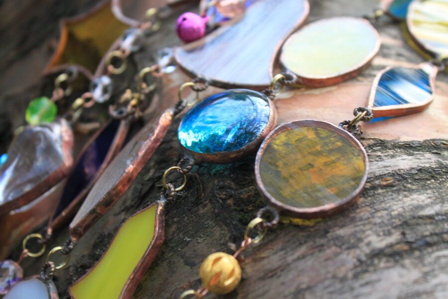 Когда прогулки по городу и вечера с роллами и фильмами надоели, пригласите свою вторую половину на творческий мастер-класс. Вместе вы нарисуете интерьерную картину, слепите глиняную посуду, разучите танец и сварите собственную шоколадную плитку. Читайте подборку, чтобы узнать обо всех мастер-классах, где можно интересно провести время и признаться в чувствах.