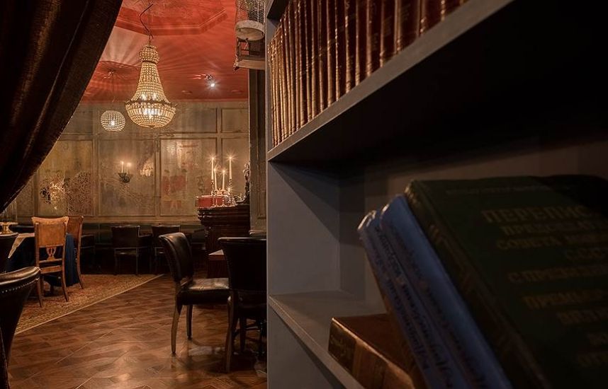 Интерьер ресторана Мы же на ты с книжными полками и уютной обстановкой для чтения