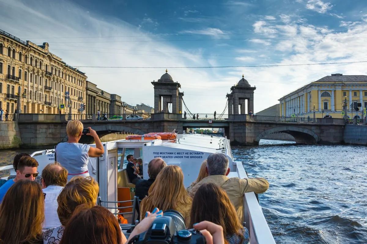 Теплоход на канале Петербурга во время дневной экскурсии