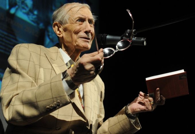 Автор всеми любимых душевных стихов, которые помнят наизусть сотни тысяч людей. Поэт, прозаик и сценарист, актёр и режиссёр. Кому незнакомы строки «Со мною вот что происходит: ко мне мой старый друг не ходит», «А снег идёт…»? 13 декабря в «Буквоеде» на Невском великий поэт проведёт тёплый душевный вечер со своими поклонниками.