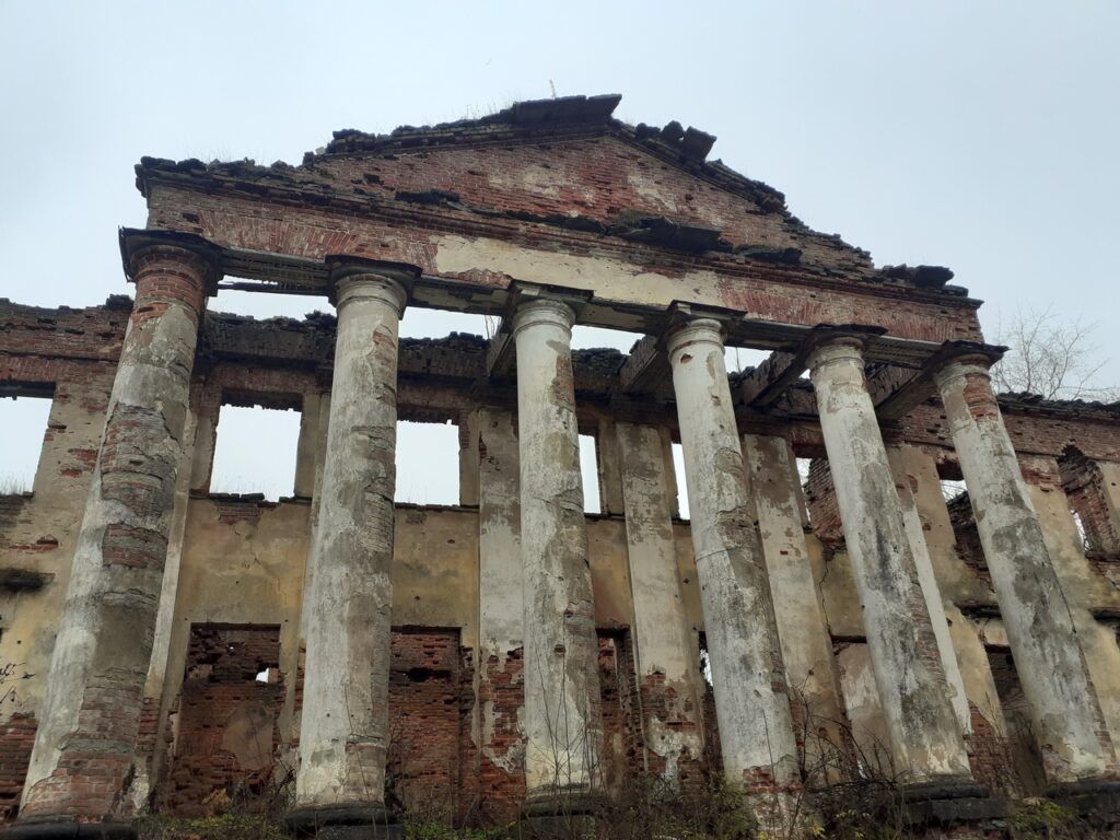 Вокруг Петербурга разбросаны некогда величественные усадьбы, которые раньше были прекрасным украшением Ленинградской области и чьего-то имени. Теперь они живут в руинах, и в них есть что-то таинственное, историческое и мистическое...