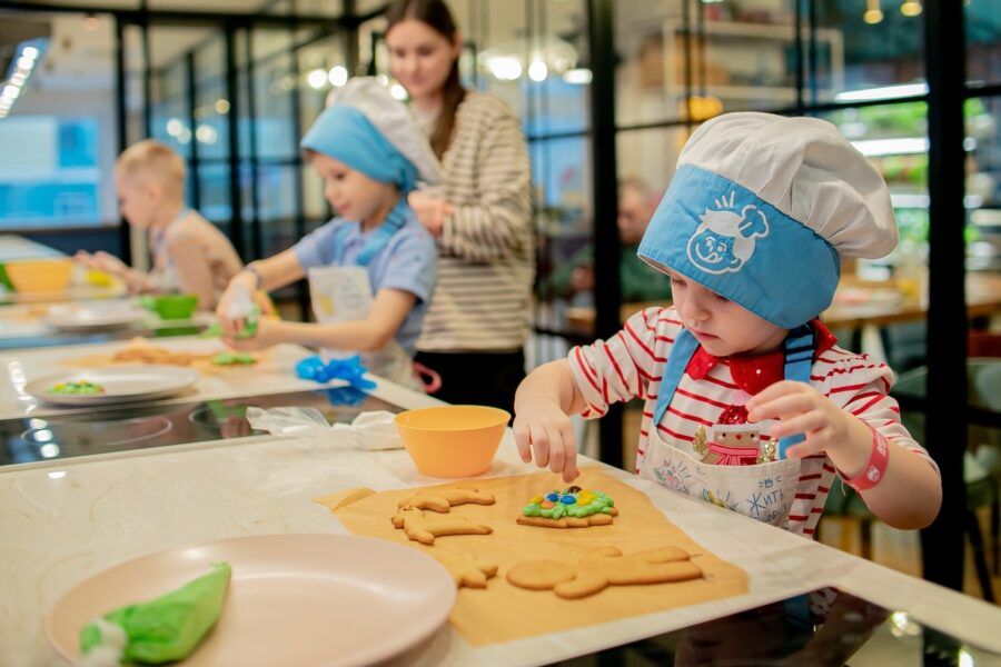 От создания фигурок из глины до изучения робототехники, от мастерства в живописи до секретов кулинарии – в городе на Неве дети могут погрузиться в увлекательный мир мастер-классов по самым разным направлениям, интересам и возрастам. Питер Online собрал 30 мастер-классов для детей в Санкт-Петербурге, которые не только помогут развить и раскрыть творческие способности, но и приобрести новые навыки, а главное – весело провести время и получить массу положительных эмоций.