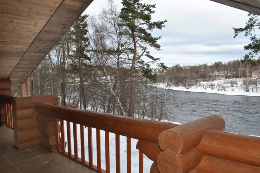 Знаменитые Лосевские пороги на реке Вуокса с рафтерами, преодолевающими бурные потоки воды, и инфраструктура базы отдыха для экстремального водного спорта