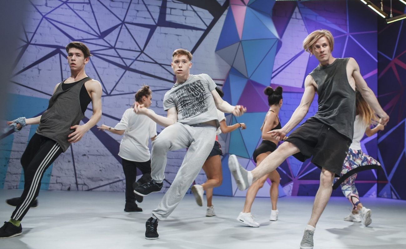 Акция «Танцевальная гонка» пройдет 25 августа на Малой Садовой у фонтана «Вращающийся шар» с 13.00 до 21.00. На протяжении восьми часов горожане смогут показать свои умения на площадке, которая будет повторять сцену шоу «ТАНЦЫ».&nbsp;