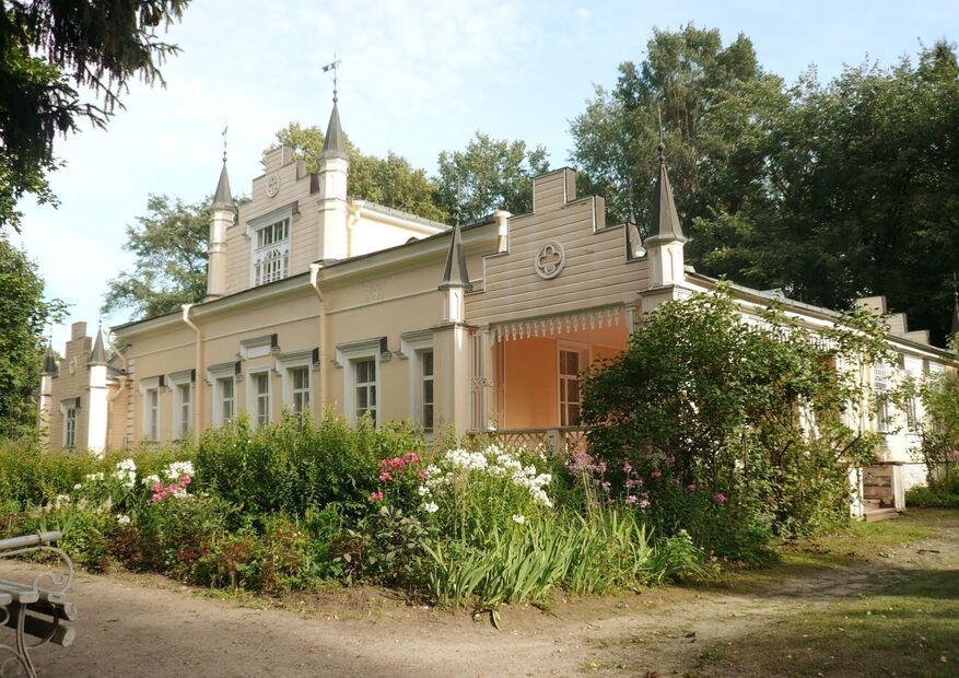 Двухэтажный особняк музея-усадьбы Рериха с характерной архитектурой