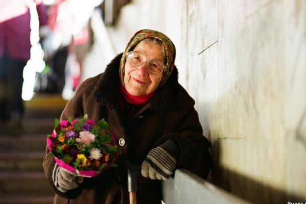 Новый год — праздник, который зачастую празднуется в кругу семьи, но, к сожалению, не у всех есть возможность встретить Новый Год вместе со своей семьей. В преддверии праздников в Петербурге была запущена акция «Подарим праздник дедушкам и бабушкам!», в рамках которой любой желающий сможет подарить подарки пожилым людям, находящимся в одиночестве.