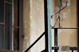 Миниатюрный памятник поэту Даниилу Хармсу появился на улице Жуковского во дворе дома 20. Этот мини-памятник — точная копия автопортрета писателя, который тот собственноручно оставил на полях своей визитной карточки.