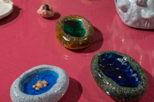 Примечательно, что выставка «Объект М 87» была вдохновлена судьбой далекой галактики Messier 87, расположенной на расстоянии 53,5 миллионов световых лет от нашей планеты. Ведь в ее центре находится сверхмассивная чёрная дыра.&nbsp;