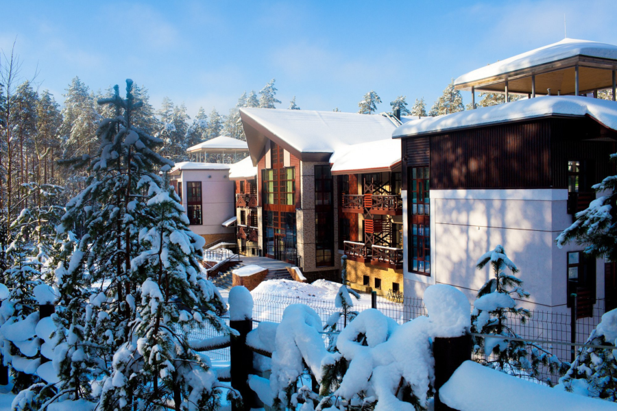 Средневековый городок с велнес-зоной, дворянская усадьба XIX века с шестью видами саун и открытым бассейном, загородный клуб с услугами ароматерапии и баней «по-черному». Питер Online собрал список из 15 лучших спа-курортов под Петербургом, где можно расслабиться и восстановить силы в хаммаме, побаловать себя медовым массажем, насладиться тишиной и спокойствием, прекрасными видами и чистейшим лесным воздухом.