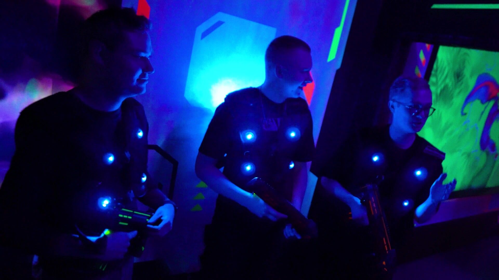 «Космостанция» – это пространство, где можно весело и активно провести время, будь то с друзьями, семьей или коллегами. Здесь найдется развлечение для каждого: от лазертага до виртуальной реальности, интерактивных аттракционов и тематических мероприятий. Отличный вариант для праздников, корпоративов и просто веселых встреч.