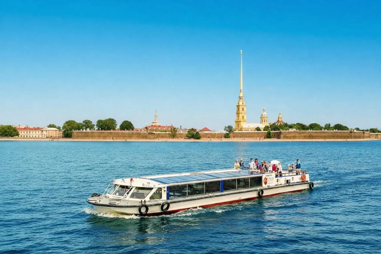 Экскурсионный теплоход на Неве у Петропавловской крепости
