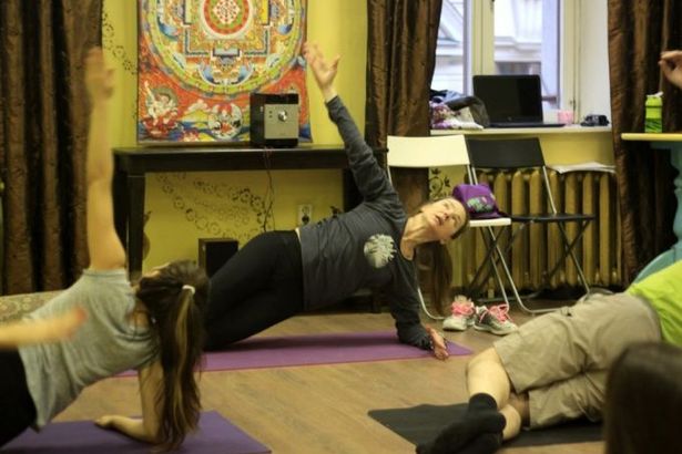 Масштабный мастер-класс, который продлится с 11:30 до 17:40, состоит из двух частей. Каждая посвящена отдельному направлению – Pilates и Хатха-йоге. Пришедшим расскажут о сходствах и различиях этих направлений, о методах йоги и йога-терапии. Практическая часть позволит применить знания на практике, выучить полезные упражнения и задать вопросы тренерам.