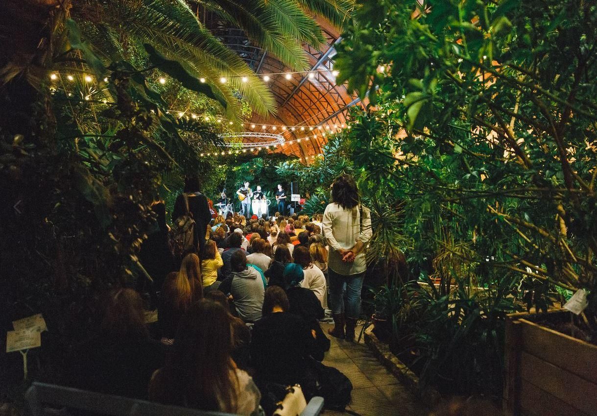 В часть Дня всех влюбленных в Петербурге организаторы готовят различные тематические программы. В Парке Бабушкина пройдет Праздник светошариков, в театре имени Ленсовета покажут спектакль «Я боюсь любви», в Оранжерее Таврического сада пройдет концерт группы JUST4YOU — и это лишь часть культурной программы, которую мы вам предлагаем посетить на День Святого Валентина.