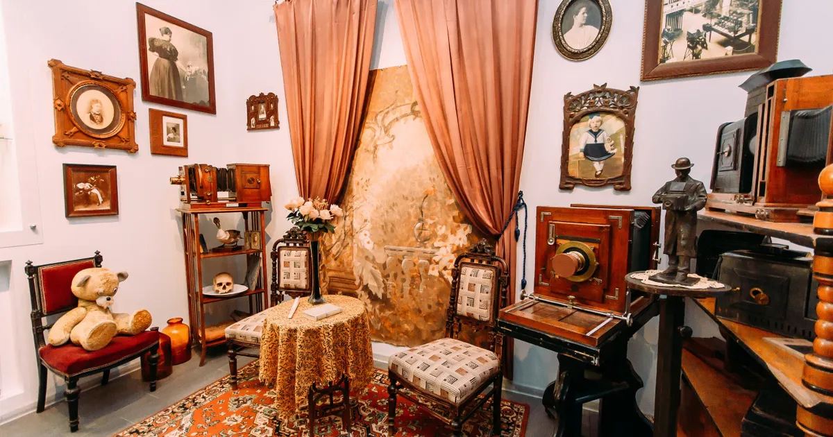 Интерьер Музея истории фотографии со старинными фотоаппаратами