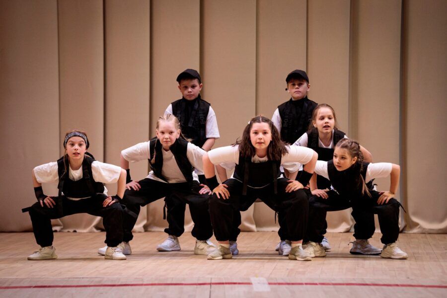 Освоить уличный хип-хоп, избавиться от скованности и стеснения, научиться чувствовать музыку, развить гибкость и стать настоящей звездой танцпола — 15 танцевальных студий для детей в Петербурге, где есть опытные и талантливые хореографы, уютная атмосфера и индивидуальный подход. От современного и энергичного брейк-данса до изящного и грациозного классического балета.