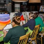 Откройте мир художественного творчества в Санкт-Петербурге, где каждый взрослый — даже без опыта и навыков — может создать настоящий шедевр на холсте. В нашей подборке 15 атмосферных студий, где проводят арт-вечеринки с вином, мастер-классы по живописи маслом и занятия для начинающих.