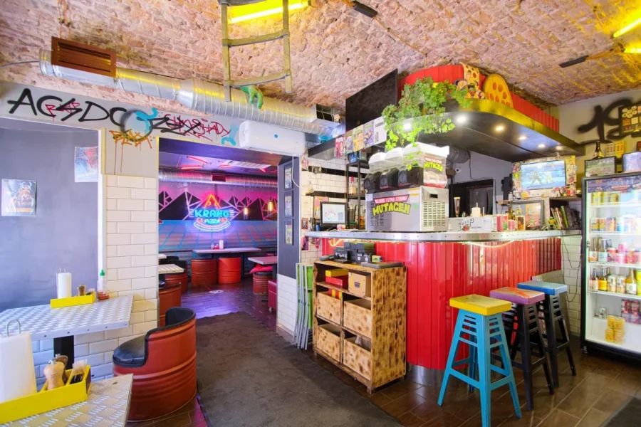 Krang Pizza интерьер с граффити и аркадными автоматами